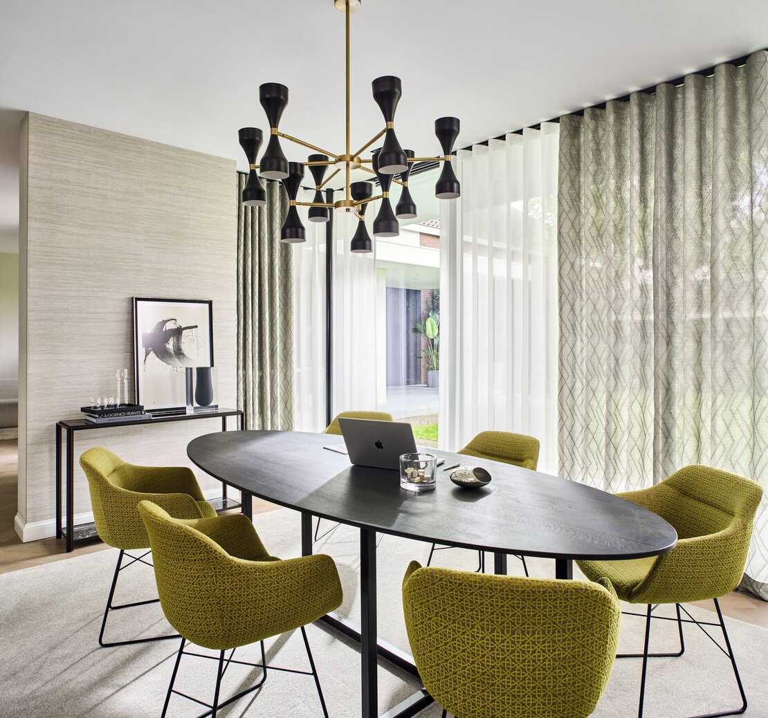 Leichte, transparente Gardinen vor einem hellen Fenster