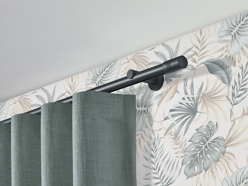 Detailaufnahme einer Vorhangstange mit Vorhangringen